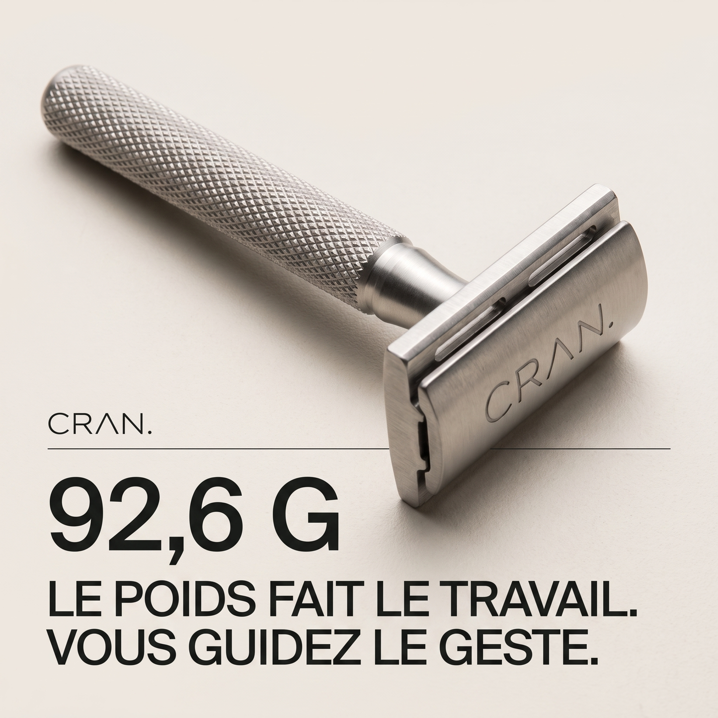 Gros plan sur la finition Silver satinée du rasoir CRAN.