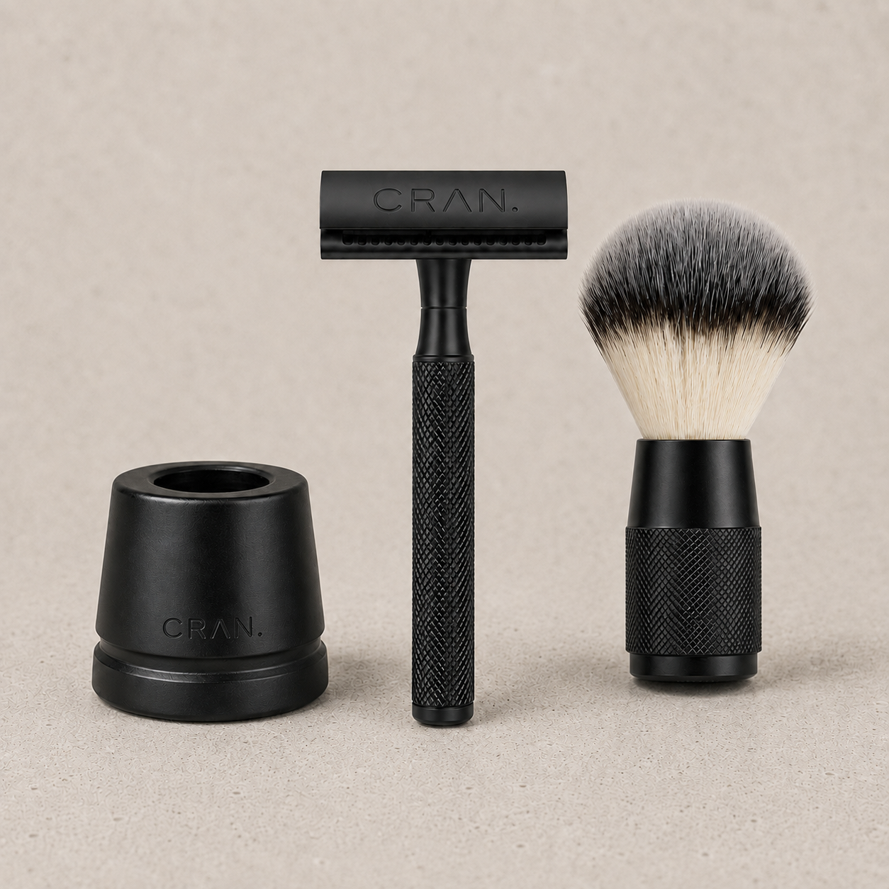 CRΛN. Le Complet Matte Black avec rasoir, socle et brosse