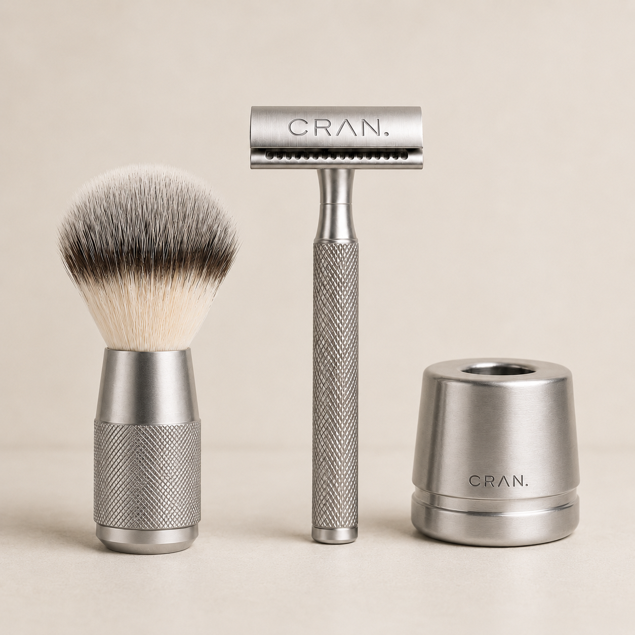 CRΛN. Le Complet Silver satiné, rasoir, brosse sans logo visible et socle